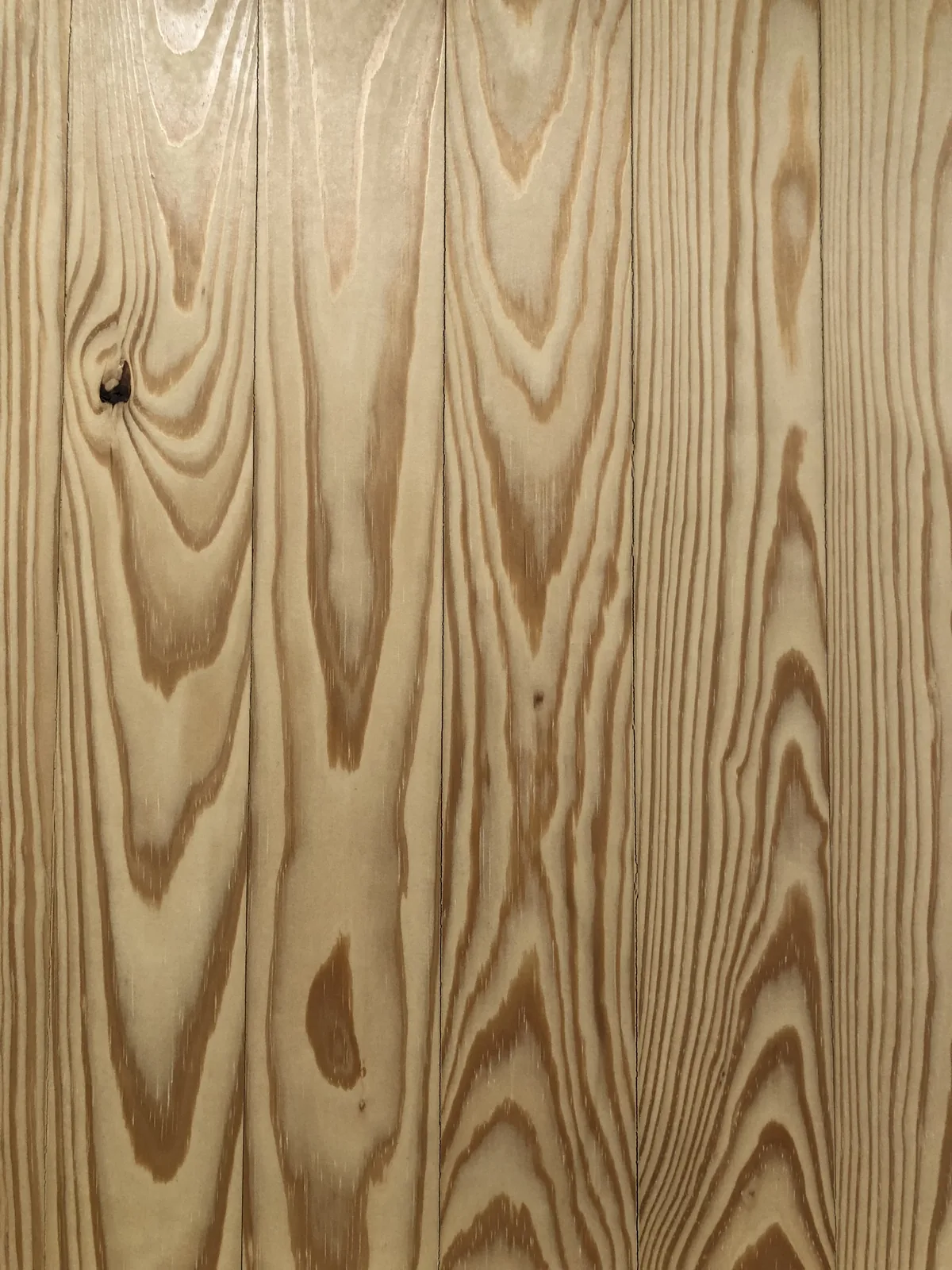 Close-up of pale heart pine with tight cathedral figure