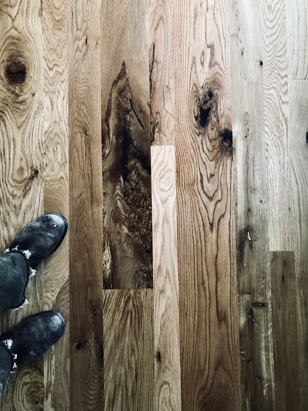 Pale boards with large dark knots and mineral streaks