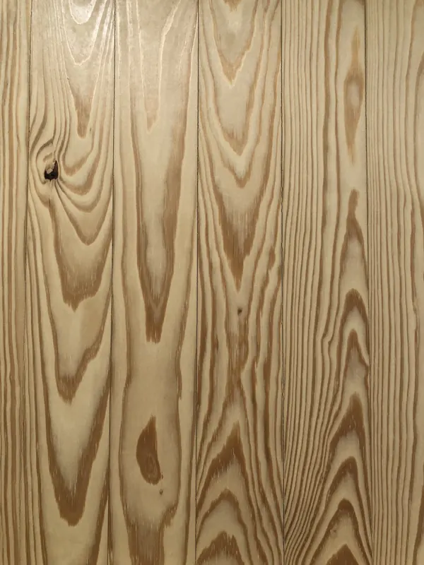 Close-up of pale heart pine with tight cathedral figure
