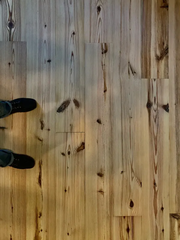 Pale pine boards with dark knots and pitch pockets